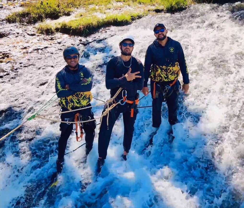 Praticante de rope jump em queda livre de um cânion